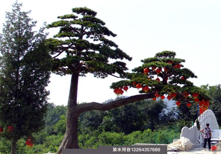 現(xiàn)場制作仿真松樹，工藝精美效果逼真—北京圣園工程
